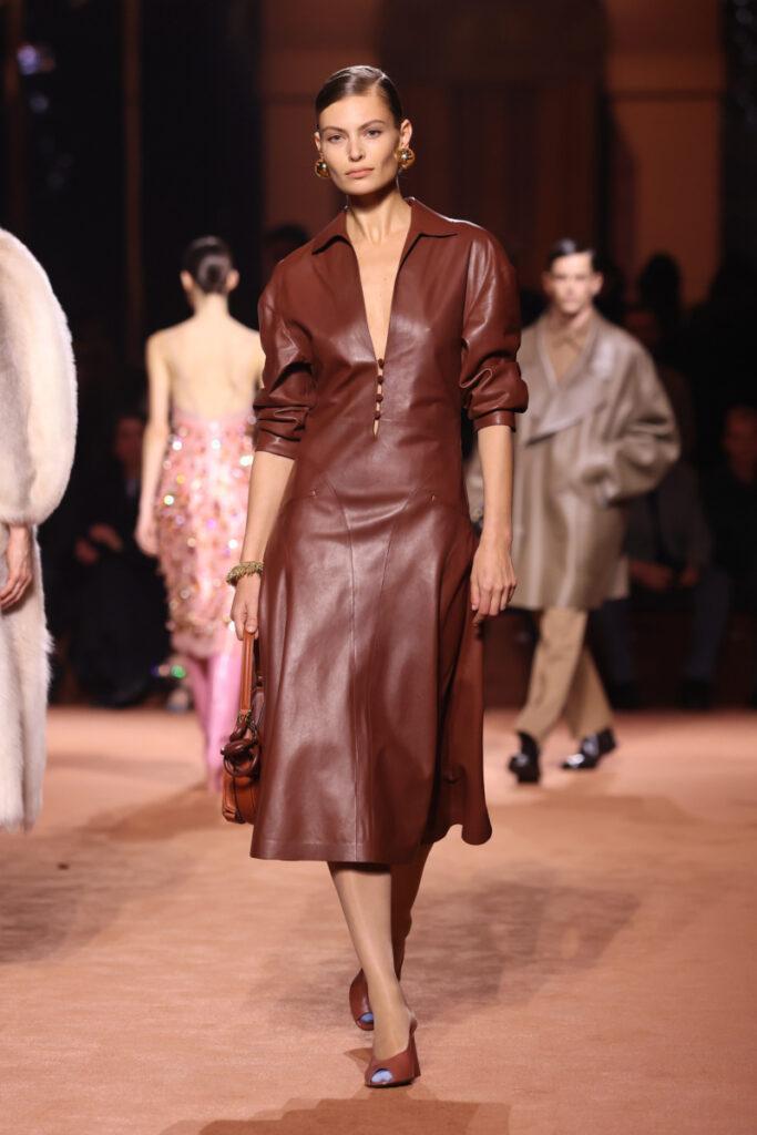 μοντέρνα φορέματα για το φθινόπωρο και το χειμώνα 2025/2026