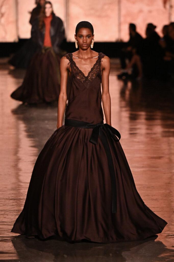 [Τάσεις σε φορέματα φθινόπωρο-χειμώνας 2025/2026]: με χαμηλή μέση