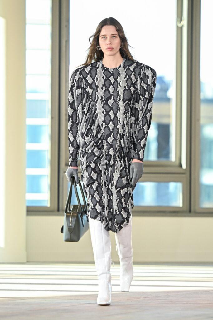 [Τάσεις σε φορέματα φθινόπωρο-χειμώνας 2025/2026]: με φαρδιά γραμμή ώμων