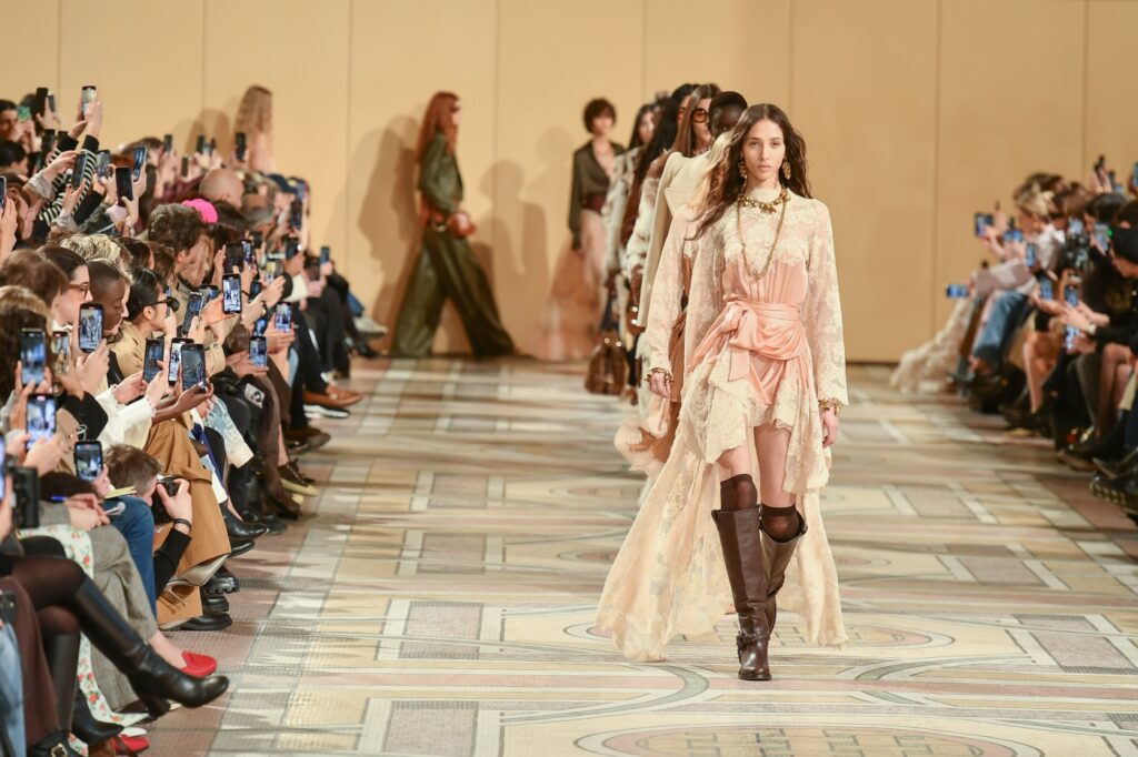 μοντέρνα φορέματα για το φθινόπωρο και το χειμώνα 2025/2026