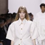 Το χρώμα της χρονιάς Pantone 2026 Cloud Dancer στην πασαρέλα της Bottega Veneta