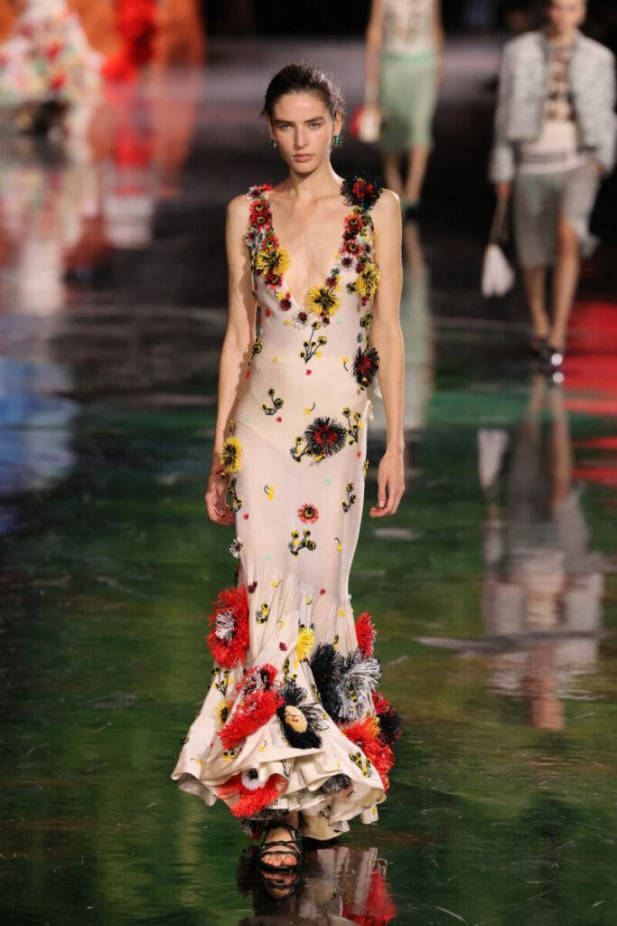 μοντέρνα φορέματα άνοιξη-καλοκαίρι 2026, με λουλούδια