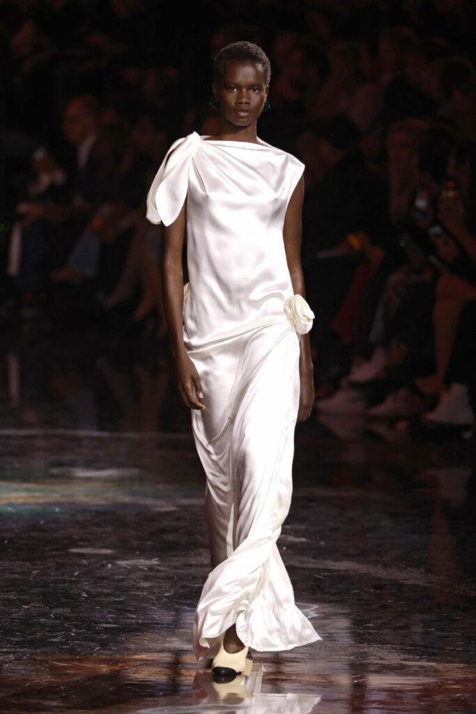 φορέματα άνοιξη-καλοκαίρι, λευκό φόρεμα cloud dancer χρώμα της χρονιάς pantone