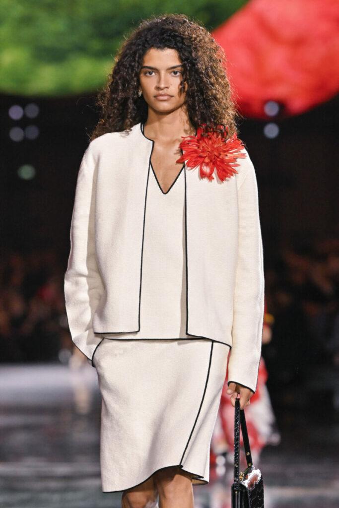 [Μοντέρνα γυναικεία χτενίσματα 2026]: σγουρά μαλλιά/σφιχτά μπούκλες