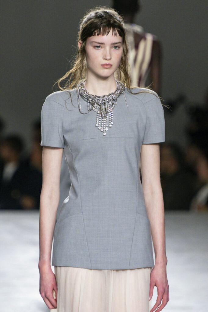 [Μοντέρνα γυναικεία χτενίσματα 2026]: γαλλική μικροφράντζα