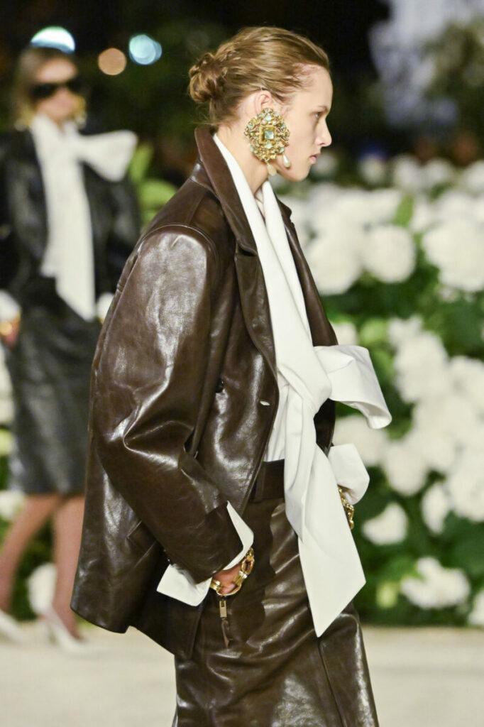 [Μοντέρνα γυναικεία χτενίσματα 2026]: λείο χαμηλό κότσο