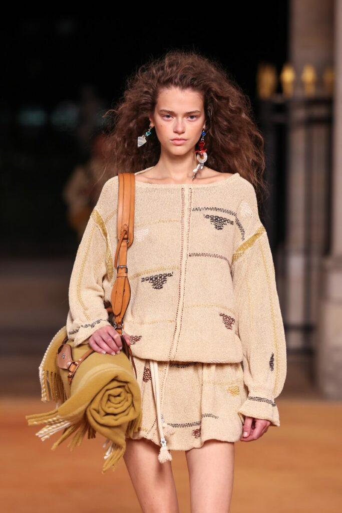 [Μοντέρνα γυναικεία χτενίσματα 2026]: bombshell blowout και boho κύματα