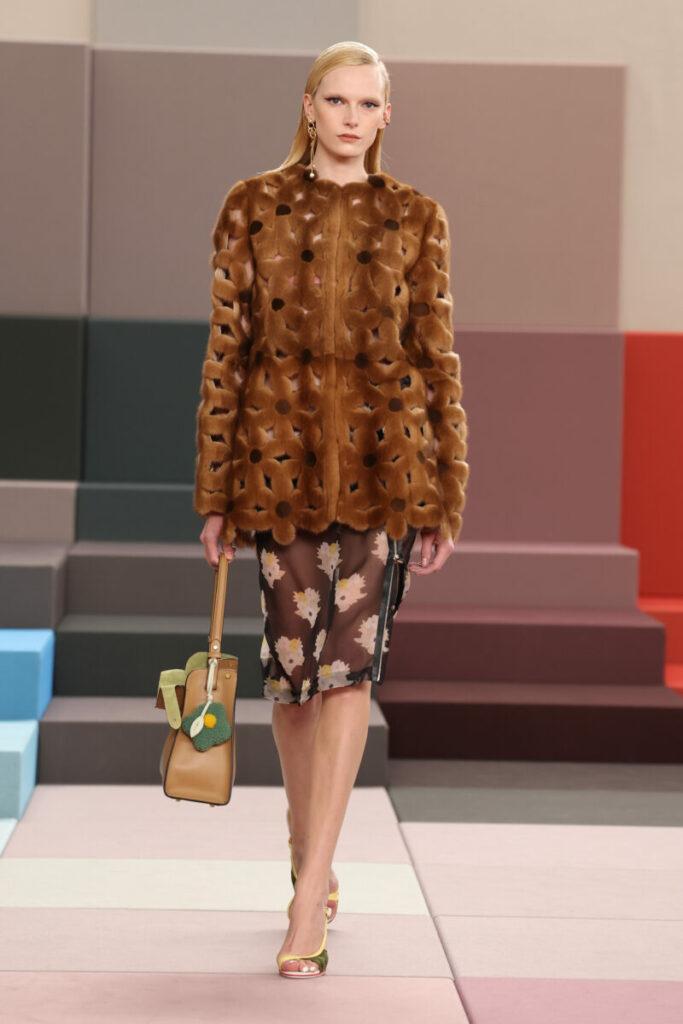 [Τάσεις στη μόδα 2026]: λουλούδια από την κορυφή μέχρι τα νύχια