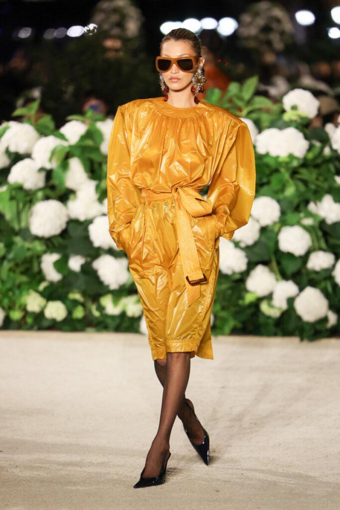 [Τάσεις στη μόδα 2026]: δεκαετία του '80 – φαρδιά γραμμή ώμων