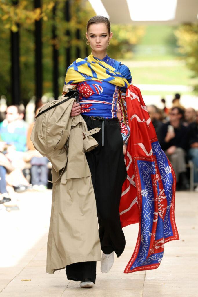 [Τάσεις στη μόδα 2026]: μαντίλια – ένα αξεσουάρ που αναλαμβάνει πρωταγωνιστικό ρόλο