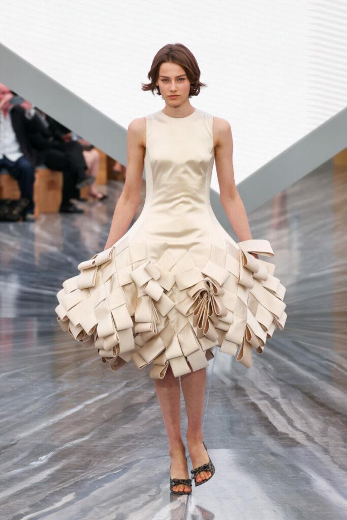 [Τάσεις στη μόδα 2026]: φαντασία του 18ου αιώνα – βολάν, όγκος και αποδόμηση