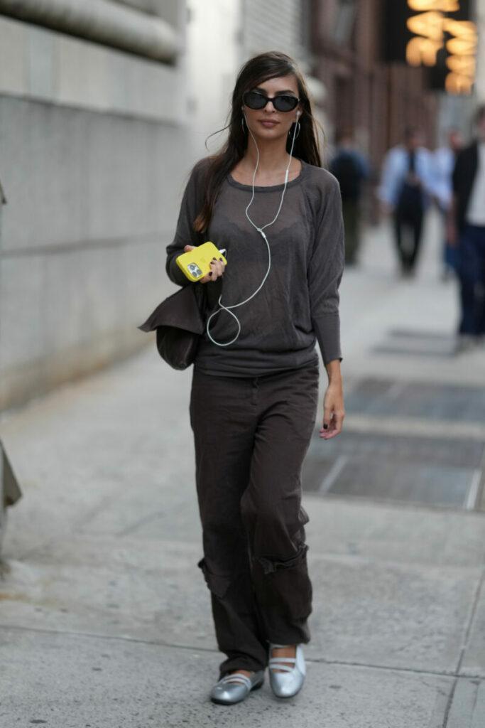 Η Emily Ratajkowski με μοντέρνα sneakers του 2026, μπαλαρίνες Puma
